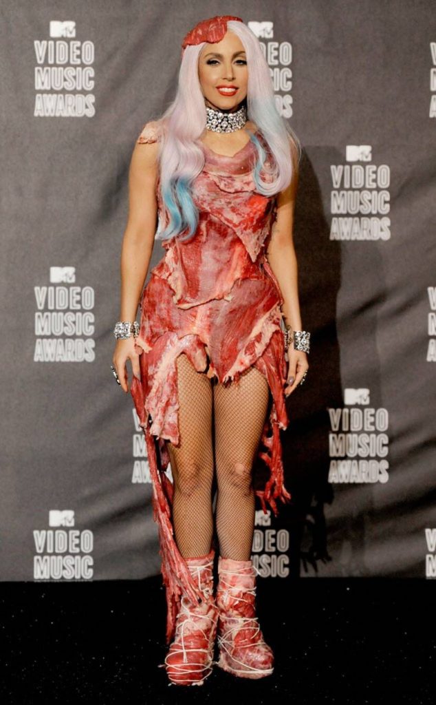lady gaga vestido carne