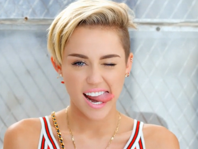 miley cyrus sonriente