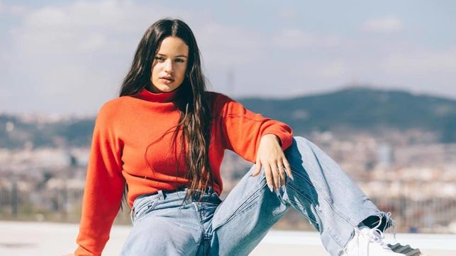 Rosalía jersey rojo