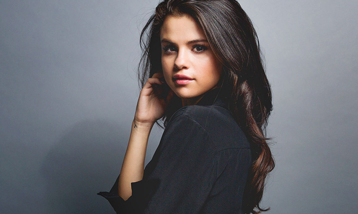 selena gomez camisa negra
