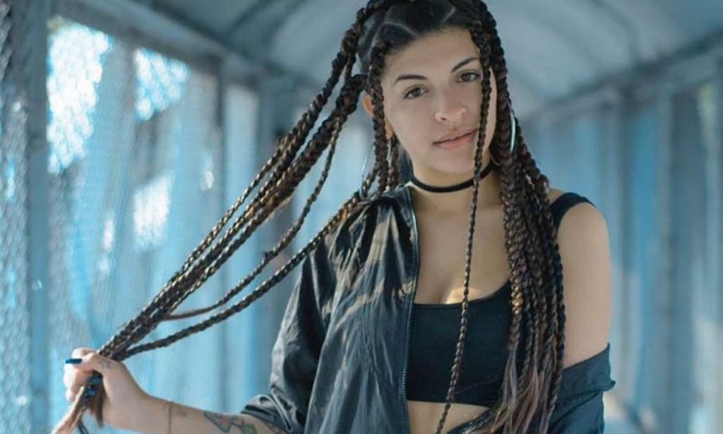 cazzu sonrisa trenzas