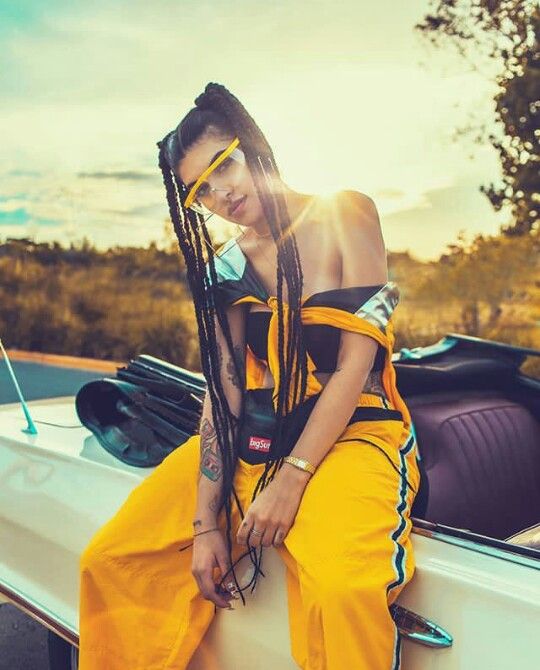 cazzu trenzas gafas amarillas