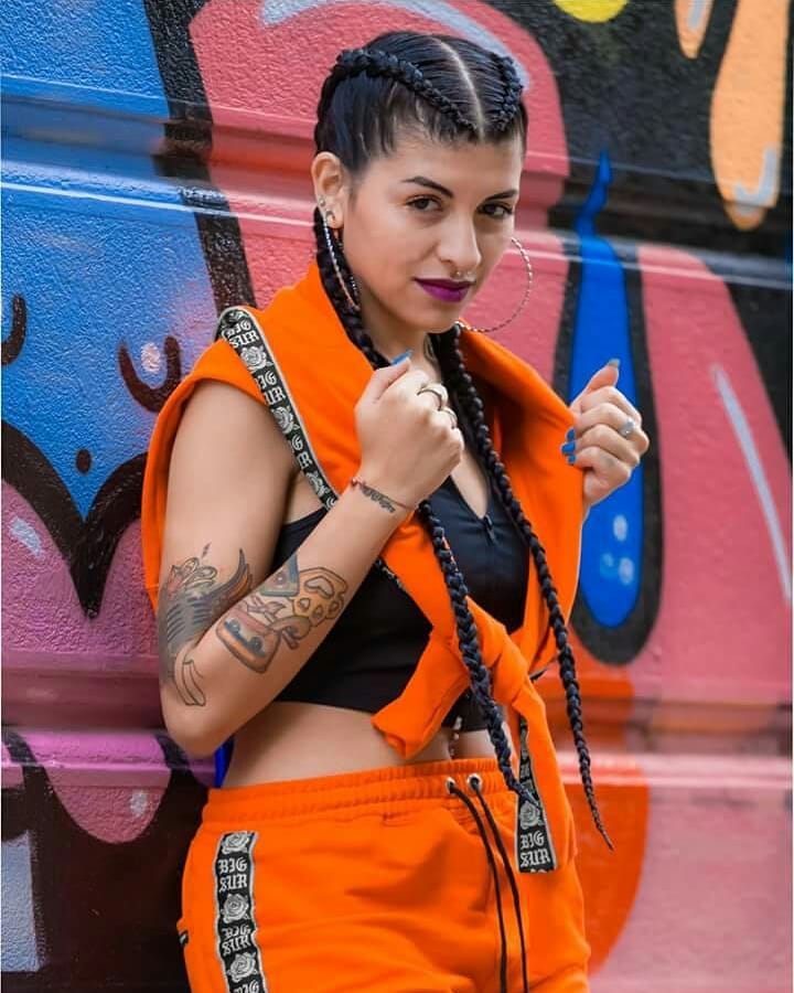 cantante cazzu trenzas graffiti